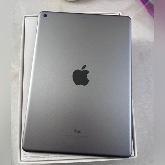 New In Box Apple For iPad Wi-Fi 32GB (5th Generation) Free Delivery - Picture 7 of 13